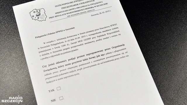 O 1200 złotych od września zmaleje nasze wynagrodzenie zasadnicze alarmują pielęgniarki ze Szpitala Wojewódzkiego w Szczecinie. Otrzymały od dyrekcji oficjalne pismo z taką informacją. Chodzi tylko o te, które pracują w placówce w Zdunowie.