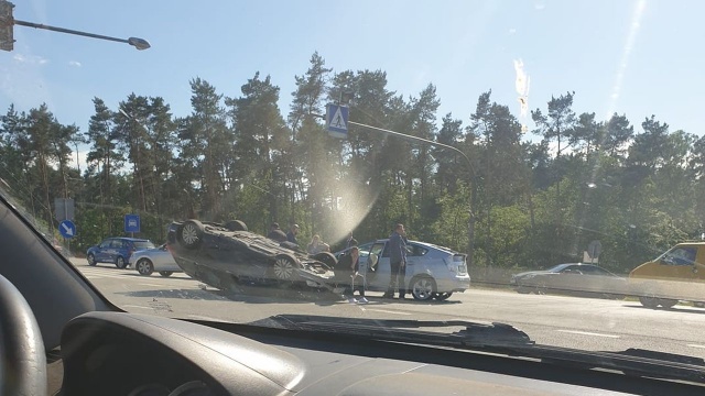 Uwaga kierowcy podróżujący trasą S3. Przy zjeździe na Kliniska kierowca samochodu osobowego wymusił pierwszeństwo i uderzył w niego pojazd jadący w stronę Szczecina. Jedno z aut dachowało.