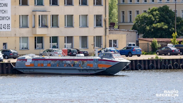 Unieruchomiona Jadwiga do Świnoujścia w tym roku raczej nie wypłynie. Wodolot, pomimo usterek, rok temu kursował po Odrze. Dziś właściciel jednostki ma kolejne problemy.