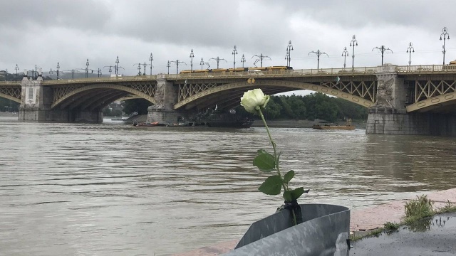 Mógł zawinić człowiek - mówił o tragedii w Budapeszcie Artur Chruściak z Wydziału Bezpieczeństwa Urzędu Żeglugi Śródlądowej w Szczecinie.