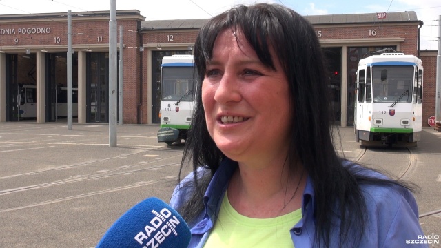 Szczecińska motornicza uratowała życie ośmiu kaczek - siedmiu młodych i matki, które zagubione szukały miejsca, żeby przejść z torowiska na pobocze.