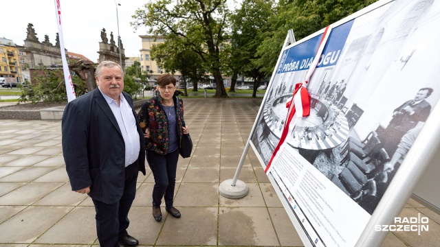 Na placu Solidarności w Szczecinie otwarto wystawę 1989. Próba dialogu. To kilkanaście plansz, które przedstawiają zdjęcia m.in. z obrad okrągłego stołu i tego co w tym okresie działo się w innych krajach Europy wschodniej.