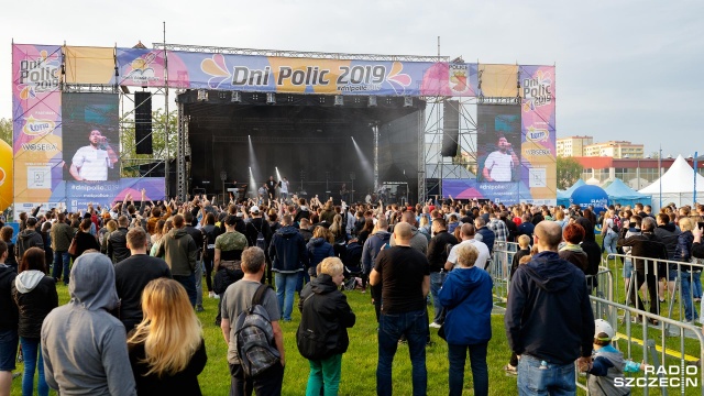 Koncerty, wesołe miasteczko czy coś na ząb - tak jest na rozpoczętych w piątek Dniach Polic. Na polanie za szkołą Podstawową nr 8 bawią się tłumy.