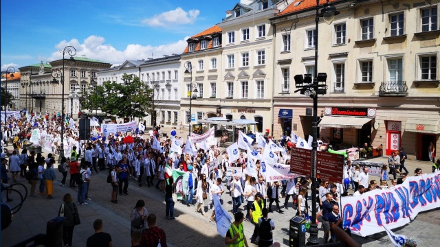 W Warszawie protestują lekarze, rezydenci oraz przedstawiciele innych zawodów medycznych. Manifestację zorganizował Ogólnopolski Związek Zawodowy Lekarzy, którego przedstawiciele określili protest jako sprzeciw wobec lekceważenia służby zdrowia przez kolejne ekipy rządzące.
