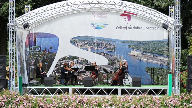 Koncert, warsztaty tkackie i musical - tak prezentuje się niedzielny plan na Różance. Rusza 12. edycja Różanego Ogrodu Sztuki.