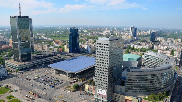 Mężczyzna, który późnym popołudniem bez zabezpieczeń wspiął się po elewacji hotelu Marriott w Warszawie, poniesie odpowiedzialność.