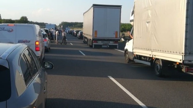 Zablokowana była droga ekspresowa S3 na wysokości Otanowa pod Myśliborzem, na nitce w stronę Szczecina. Samochód osobowy uderzył tam w busa służby drogowej.