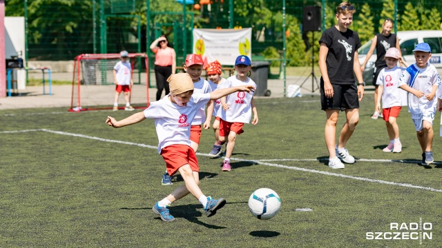 Grały w zbijaka, piłkę nożną i biegały - a wszystko pod okiem zawodowych sportowców. 250 dzieci wzięło udział w Międzynarodowym Powitaniu Lata Przedszkoli, które odbyło się na orliku przy ul. Komuny Paryskiej w Szczecinie.