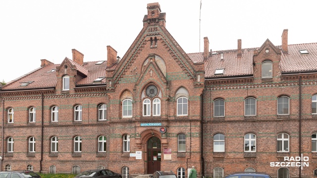 Szpital w Gryfinie prowadzą wspólnie powiat gryfiński i spółka Dom Lekarski. Ten drugi jednak chce pozbyć się swoich udziałów i już zgłaszają się chętni do ich ewentualnego przejęcia.
