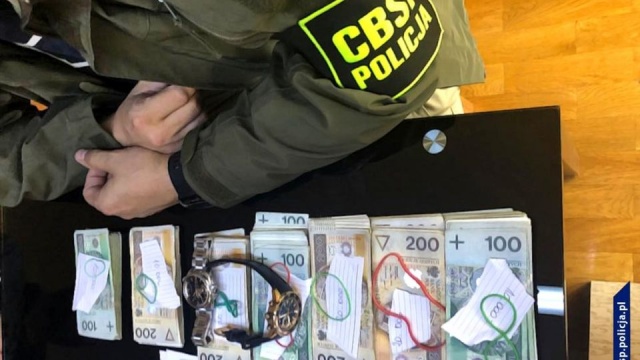 17 milionów złotych mogła wyłudzić ze Skarbu Państwa zorganizowana grupa przestępcza ze Śląska. Podejrzani stosowali tzw. karuzelę podatkową przy zakupie podgrzewaczy i świeczek zapachowych.