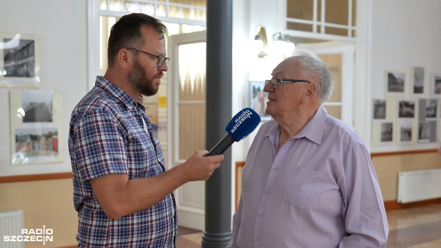 Pierwsza konferencja prasowa Festiwalu Gwiazd w Międzyzdrojach, kolejki do budek telefonicznych, architektura nadmorskiego kurortu z lat 60. tych ubiegłego wieku... Takie i wiele innych zdjęć można zobaczyć na otwartej w piątek wystawie fotoreportera Andrzeja Ryfczyńskiego w Domu Kultury w Międzyzdrojach, przy promenadzie.