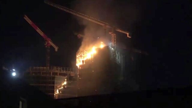 Krótko po 5 rano ostatecznie ugaszono pożar na budowie wieżowca przy Rondzie Daszyńskiego w Warszawie. Ogień wybuchł w piątek po 22. Nikt nie został poszkodowany.