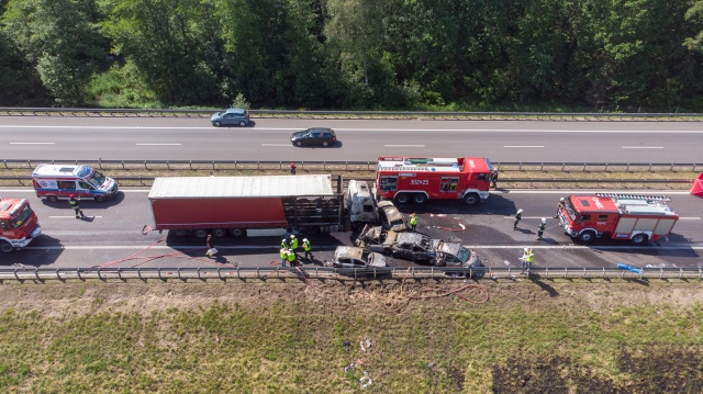 6 osób nie żyje, 11 jest rannych - to skutki tragicznego wypadku, do którego doszło niedaleko węzła Dąbie na drodze S3 w stronę Świnoujścia. Jeszcze w poniedziałek rano przejazd był utrudniony ruch odbywał się jednym pasem.