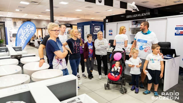 Śpiewali, układali mozaiki z kafelków i podnosili torby z klejem - uczestnicy konkursu Radia Szczecin o nazwie Projekt remont walczyli o nagrody od sponsora, czyli firmy Hiper-glazur.