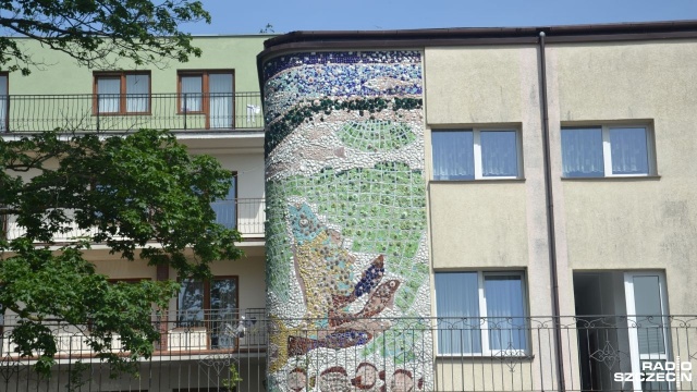 Mieszkańcy Kołobrzegu chcą ratować mozaikę umieszczoną na jednym z ośrodków wypoczynkowych.