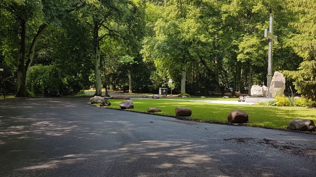 Wykonawca, firma Strabag, przebudował ponad 1,5 km najbardziej zniszczonych dróg. Prace objęły fragment znajdujący się przy Krzyżu Katyńskim. Zmieniły się także okolice bramy numer 12, od strony ul. Mieszka I.