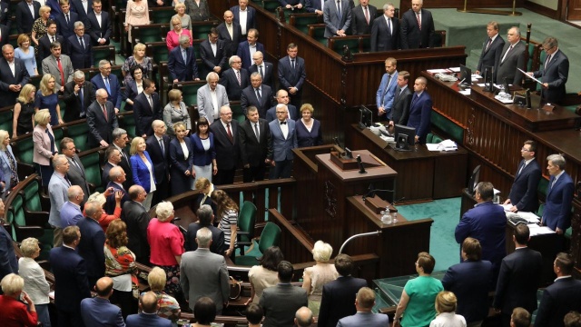 W Sejmie ślubowali Rafał Mucha z PiS oraz Zofia Ławrynowicz z PO. Zastąpili Joachima Brudzińskiego oraz Bartosza Arłukowicza wybranych w maju do Parlamentu Europejskiego.