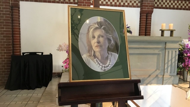 Zgromadzeni na Cmentarzu Centralnym w Szczecinie pożegnali Barbarę Warzeńską-Kiełtykę. Malarka zmarła po długiej i ciężkiej chorobie. Była wieloletnią członkinią Związku Polskich Artystów Plastyków, animatorką życia artystycznego i organizatorką Festiwalu Polskiego Malarstwa Współczesnego.