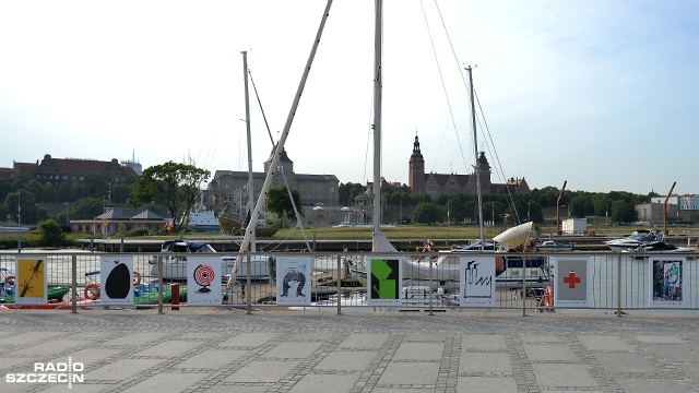 Dzieła twórców z różnych stron świata można oglądać w rejonie szczecińskiej mariny na Łasztowni. W ramach IV Międzynarodowego Przeglądu Plakatu Autorskiego Roller Poster na barierkach zawisły tam, wybrane przez jury, 72 tego typu afisze.