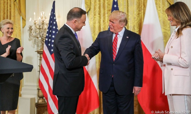 Prezydent Andrzej Duda zaprosił amerykańskiego przywódcę do Polski na obchody 80. rocznicy wybuchu II wojny światowej podczas spotkania w Białym Domu z Donaldem Trumpem. Do sprawy odniósł się w Sejmie wiceszef Kancelarii Prezydenta Paweł Mucha.