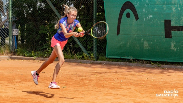 Korty Szczecińskiego Klubu Tenisowego powoli żegnają zawodników Mistrzostw Polski Młodzików w tenisie ziemnym. W sobotę poznaliśmy finalistów singla dziewcząt i chłopców.