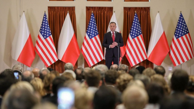Prezydent Andrzej Duda odrzucił zarzuty, że porozumienia z Amerykanami są niekorzystne finansowo dla Polski. Podczas wizyty w Nevadzie prezydent powiedział, że polskie władze robią wszystko by w jak największym stopniu realizować interesy Rzeczpospolitej. Wezwał tez krytyków, by się uspokoili.