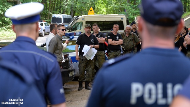 Obława Straży Leśnej i policji w Puszczy Bukowej przeciwko kierowcom motocykli crossowych i kładów. Wzięło w niej udział 80 funkcjonariuszy leśnych i policji.