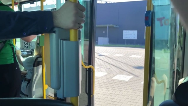 Autobus komunikacji miejskiej jechał na trasie z otwartymi drzwiami, a w środku byli pasażerowie. To szczecińska linia 81. Ktoś to nagrał i opublikował w sieci.