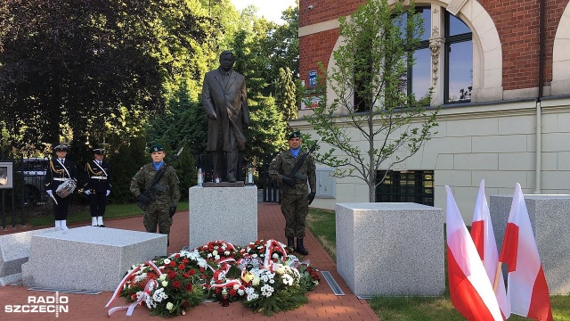 Kwiaty, znicze i wojskowy ceremoniał w dniu 70. urodzin Lecha Kaczyńskiego. Pod pomnikiem w szczecińskiej alei Wojska Polskiego zebrało się kilkadziesiąt osób m.in. posłów i radnych.