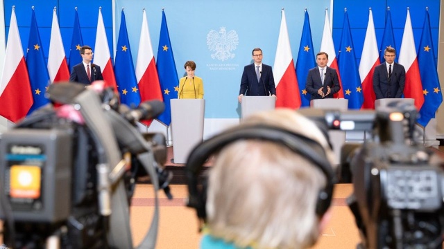 Rząd przyjął we wtorek projekt ustawy zwanej antylichwiarską. Ma ona uregulować rynek kredytowy, zwłaszcza przepisy dotyczące kredytów krótkoterminowych - tak zwanych chwilówek. Projekt ustawy przewiduje karę pozbawienia wolności od 3 miesięcy do 5 lat dla każdego, kto udzielając pożyczki żąda zapłaty kosztów dodatkowych lub odsetek dwukrotnie niższych niż maksymalne.