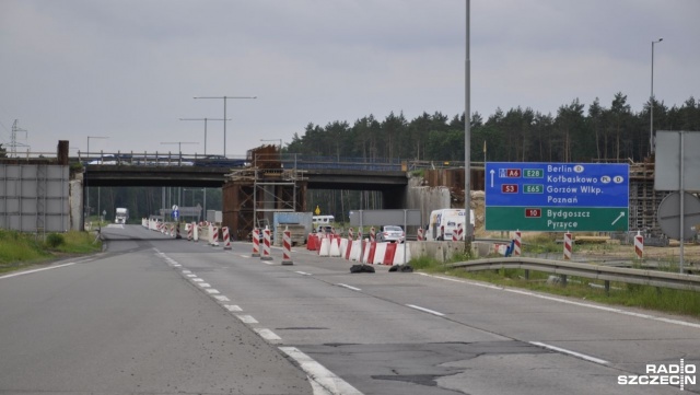 Między Węzłem Dąbie a Rzęśnicą trwa asfaltowanie jezdni remontowanego odcinka autostrady A6 prowadzącej w kierunku Goleniowa.