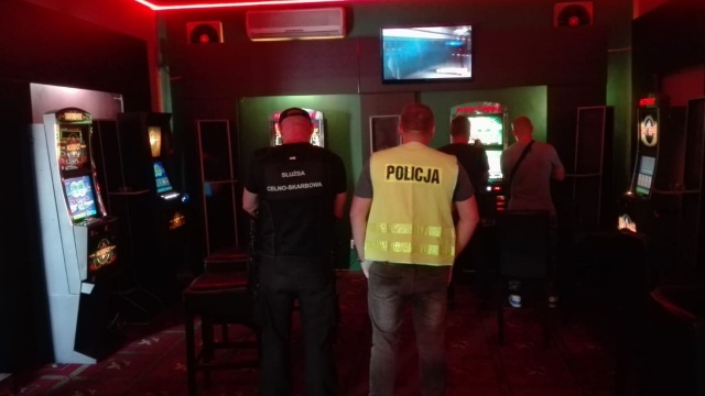 10 nielegalnych automatów do gier zabezpieczyli w Białogardzie policjanci i pracownicy Zachodniopomorskiego Urzędu Celno-Skarbowego. Do tego 10 tysięcy złotych w gotówce na wypłaty wygranych.