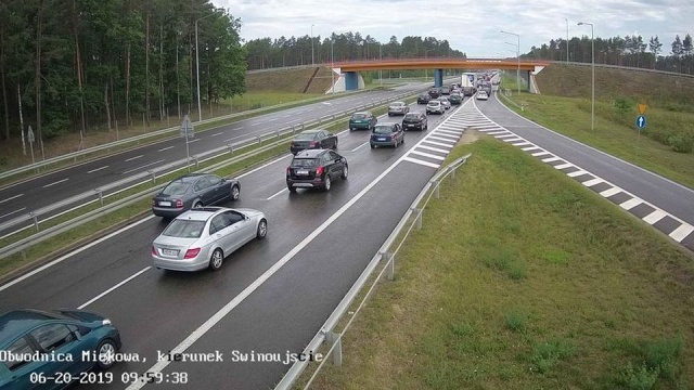 Zator przed remontowanym odcinkiem autostrady A6, a w kierunku miejscowości nadmorskich. Do węzła Kijewo korek mierzy 2 kilometry, a dalej do Rzęśnicy - kolejne 6.
