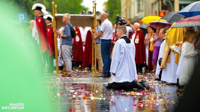 Ponad tysiąc osób przeszło ulicami Szczecina w głównej procesji Bożego Ciała. Mieszkańcy Szczecina wyruszyli o godzinie 10 sprzed Bazyliki św. Jana Chrzciciela.