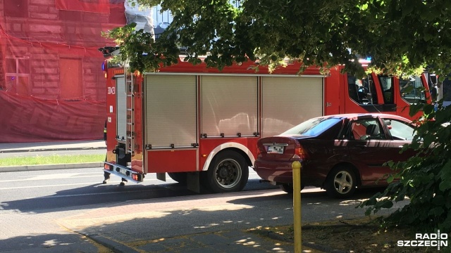 Zapalił się samochód osobowy na ulicy Malczewskiego w Szczecinie, przy centrum handlowym Galaxy.