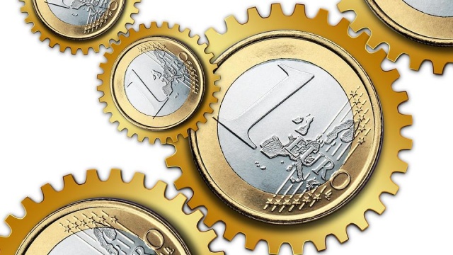 W Brukseli przywódcy 27 krajów rozmawiają o reformach strefy euro, w tym o utworzeniu osobnego budżetu. Jest to szczyt eurolandu, ale w poszerzonym składzie, wraz z przywódcami krajów bez wspólnej waluty. Tylko premier Wielkiej Brytanii nie bierze udziału w tym szczycie.