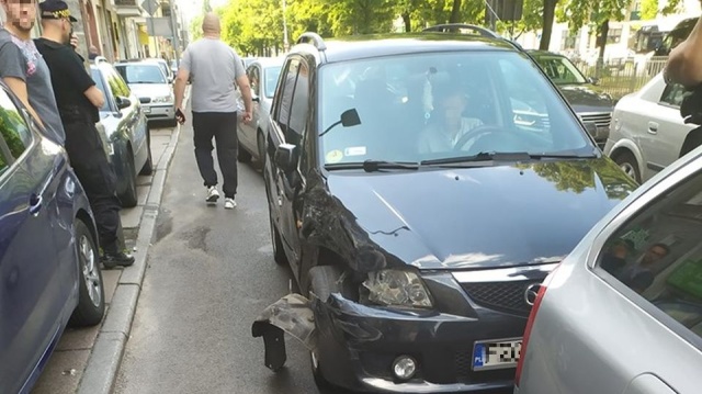 Kierowca zatrzymał sprawcę kolizji pod wpływem alkoholu. Do zdarzenia doszło na ulicy Krzywoustego przy Placu Kościuszki w Szczecinie.