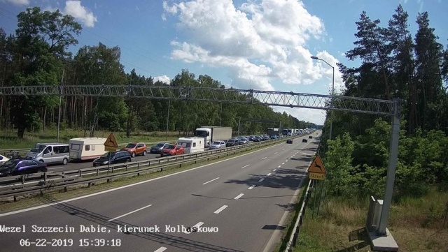 Słoneczny weekend to większy ruch na drogach regionu i miasta.