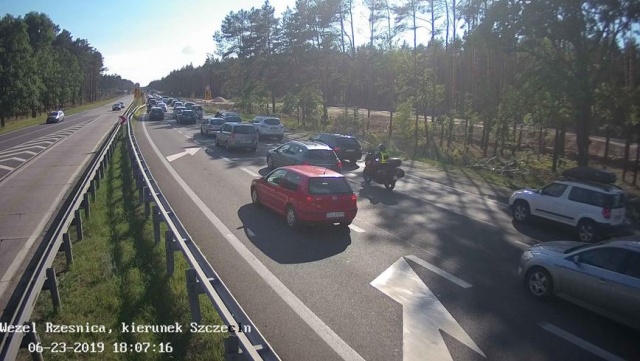 W nadmorskich kurortach widać zmianę turnusów - rozpoczęły się powroty po długim weekendzie, z drugiej strony rzesze turystów zmierzają nad morze.