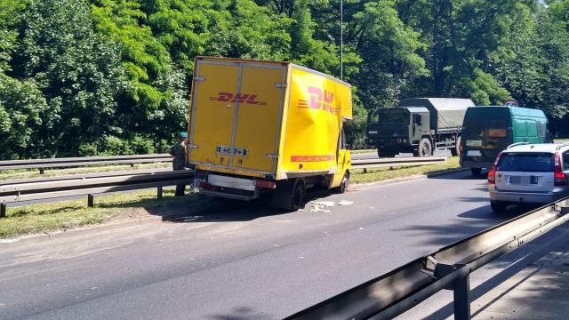 Problemy mieli w poniedziałek kierowcy przejeżdżający Szosą Stargardzką przez Płonię w stronę Stargardu: kierowca prowadzący dostawczy samochód zasłabł i uderzył w bariery energochłonne.