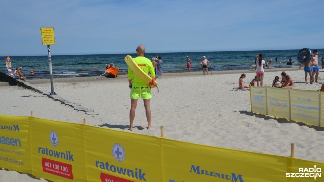 55 ratowników i 1100 metrów strzeżonego kąpieliska - ratownicy z Kołobrzegu rozpoczęli sezon letni i pojawili się na plaży.