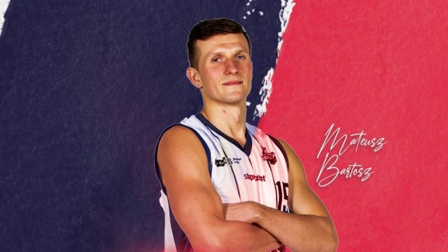 Mateusz Bartosz i Maciej Majcherek nadal będą koszykarzami Kinga Szczecin.