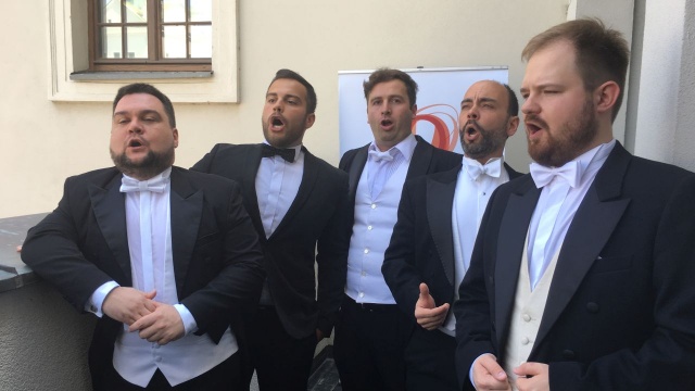 Ośmiu tenorów z Gruzji, Ukrainy, Portugalii, USA oraz po dwóch z Bułgarii i Polski weźmie udział w sobotę w Szczecinie w Wielkim Turnieju Tenorów. Po raz 21. zorganizuje go Opera na Zamku i tak jak w ostatnich latach zaprasza do Teatru Letniego im. Heleny Majdaniec w Szczecinie.