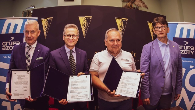 Pogoń Szczecin i Grupa Azoty będą współpracowały dalej przez następne dwa lata. Umowę sponsorską podpisali w piątek prezes klubu Jarosław Mroczek oraz prezes Grupy Azoty Zakłady Chemiczne Police - Wojciech Wardacki.