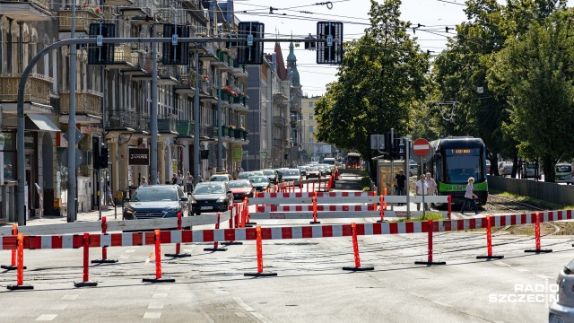 Od sobotniego poranka obowiązuje nowa organizacja ruchu na skrzyżowaniu ulic - 26 Kwietnia, Krzywoustego i alei Bohaterów Warszawy w Szczecinie. Nieprzejezdne dla kierowców są wszystkie nitki, które przecinają zlokalizowane tam, przygotowywane do przebudowy, torowisko tramwajowe.