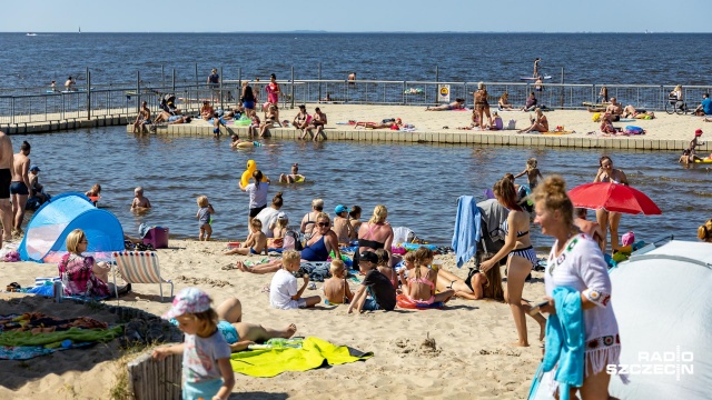 Plaża w Trzebieży pełna ludzi - trwa tam impreza Czas na EkoTrzebież. DJ muzyką umila czas, jest basen do skimboardu i budki z lodami.