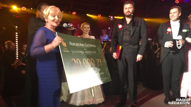Ponad 500 róż potrzebował Sławomir Naborczyk do zwycięstwa w 21. Wielkim Turnieju Tenorów. Właśnie różami głosowali widzowie zgromadzeni w Teatrze Letnim w Szczecinie.