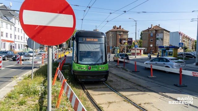 Od poniedziałku inaczej jeździmy niektórymi tramwajami szczecińskiej komunikacji miejskiej. Zmiany spowodowane są przebudową torowiska w okolicach skrzyżowania przy Turzynie.