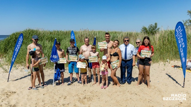 Godzina kopania, w pełnym słońcu, opłaciła się i uczestnicy odkopali swoje skarby. Zakończyły się Złote piaski z Radiem Szczecin na plaży w Trzebieży.