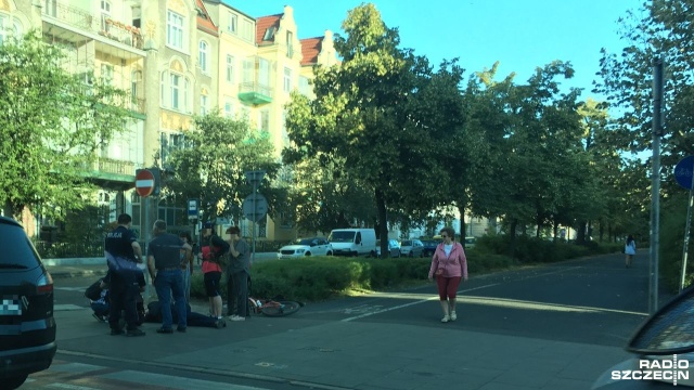 Potrącenie rowerzysty przez samochód osobowy na placu Grunwaldzkim w Szczecinie. Do zdarzenia doszło o godz. 6.40 w okolicach skrzyżowania z aleją Jana Pawła II. Rowerzysta został odwieziony do szpitala. Nie ma utrudnień z przejazdem.